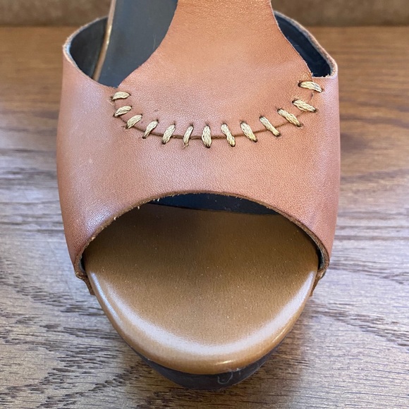 Hinge- Leather upper with wooden block heel - Picture 6 of 15